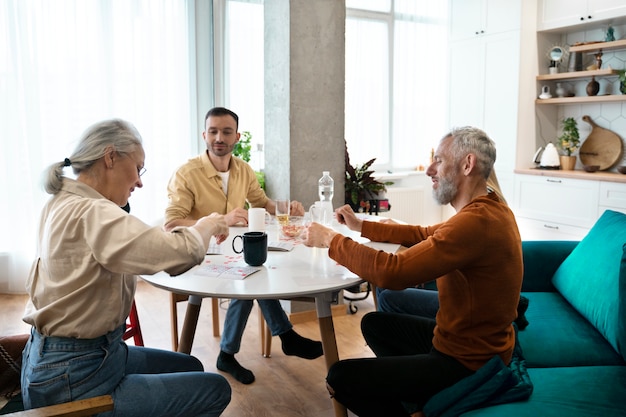 Gente jugando bingo juntos