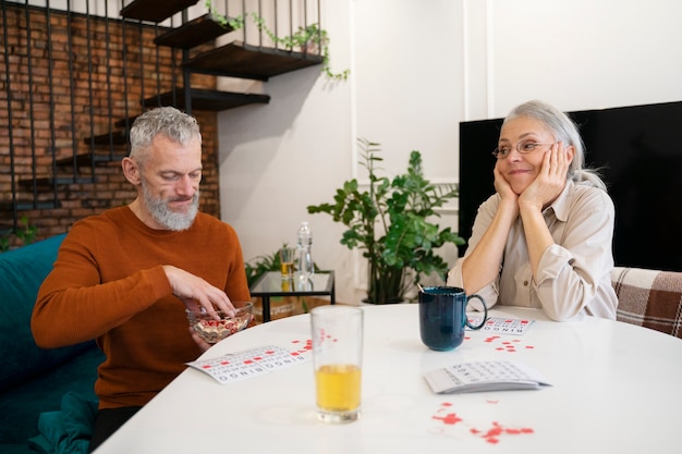 Gente jugando bingo juntos