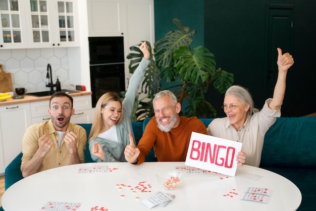 Gente jugando bingo juntos