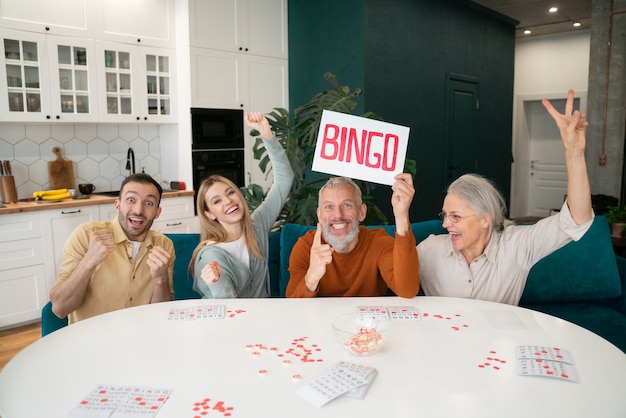 Gente jugando bingo juntos