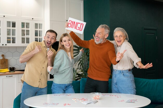 Gente jugando bingo juntos