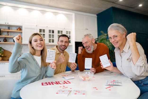 Gente jugando bingo juntos