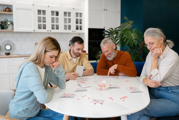 Gente jugando bingo juntos