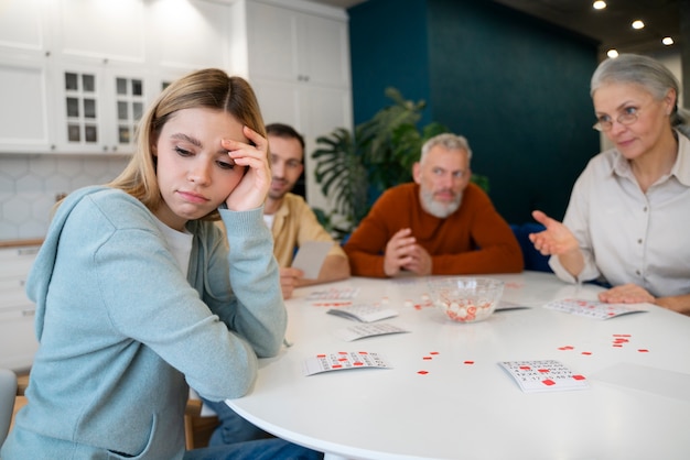 Foto gratuita gente jugando bingo juntos