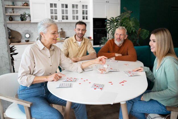 Gente jugando bingo juntos