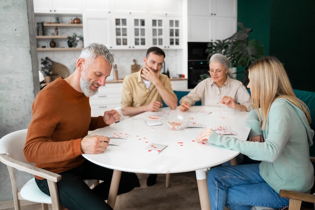 Gente jugando bingo juntos