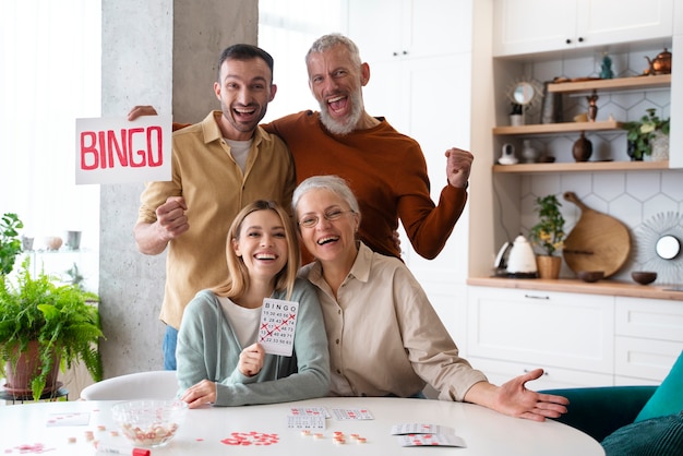 Gente jugando bingo juntos