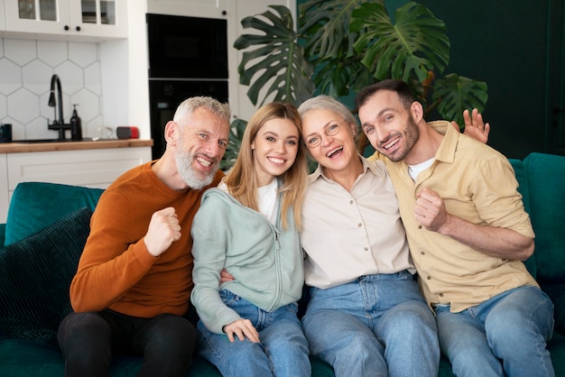 Gente jugando bingo juntos