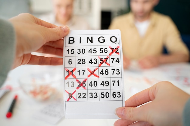 Foto gratuita gente jugando bingo juntos