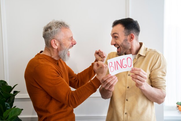 Gente jugando bingo juntos