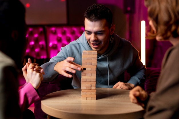 Gente jugando a un juego de torre de madera.