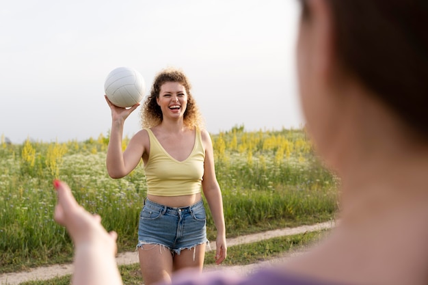 Gente jugando con pelota de cerca