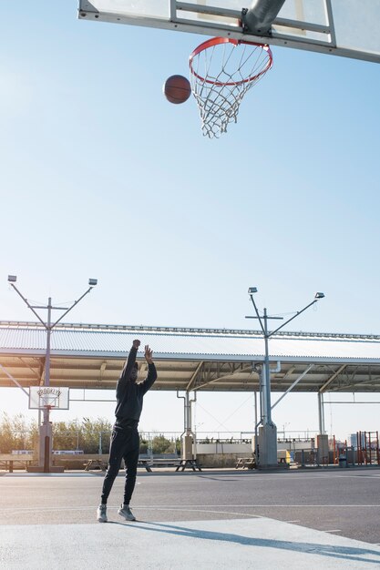 Gente, jugar al básquetbol