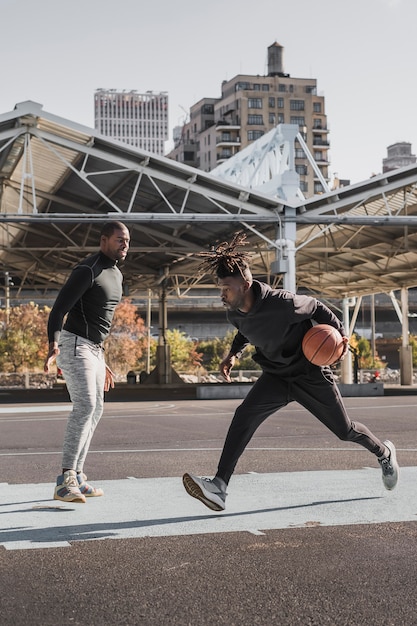 Foto gratuita gente, jugar al básquetbol