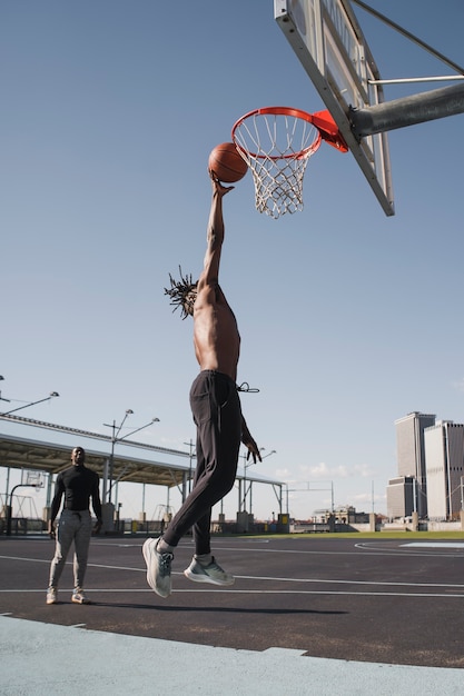 Gente, jugar al básquetbol