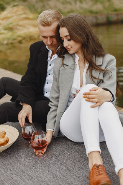 Gente junto al río. Picnic de verano saludable delicioso en la hierba. Frutas en blancet.