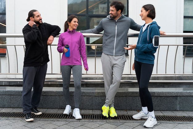 La gente latina se entrena al aire libre.