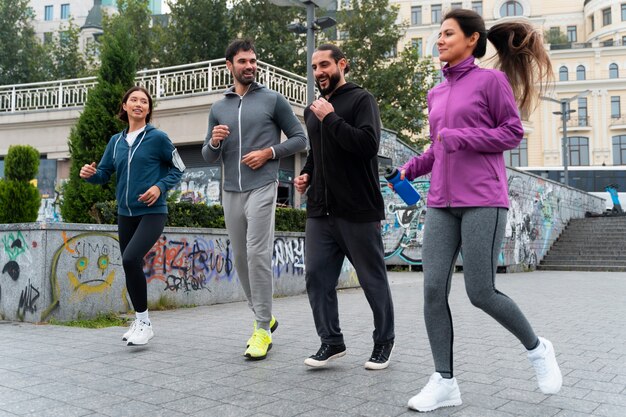 La gente latina se entrena al aire libre.