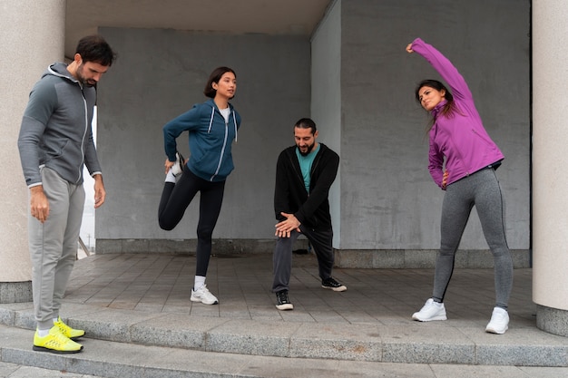 Foto gratuita la gente latina se entrena al aire libre.