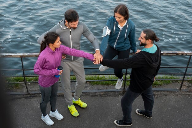 La gente latina se entrena al aire libre.