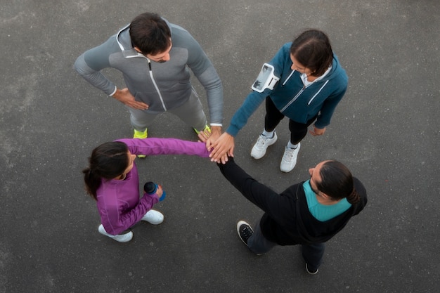 Foto gratuita la gente latina se entrena al aire libre.