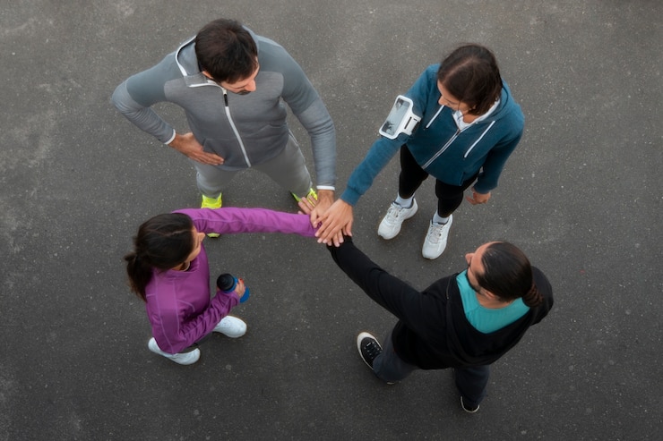 Foto gratuito la gente latina se entrena al aire libre.