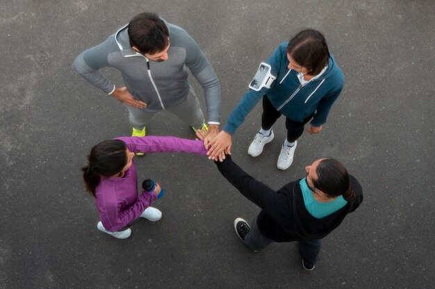 La gente latina se entrena al aire libre.