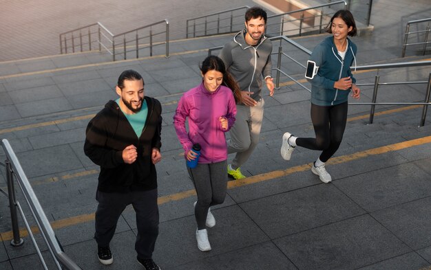 La gente latina se entrena al aire libre.