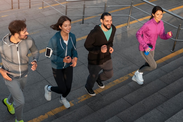 La gente latina se entrena al aire libre.