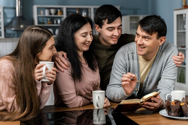 Gente leyendo la Biblia en la cocina.