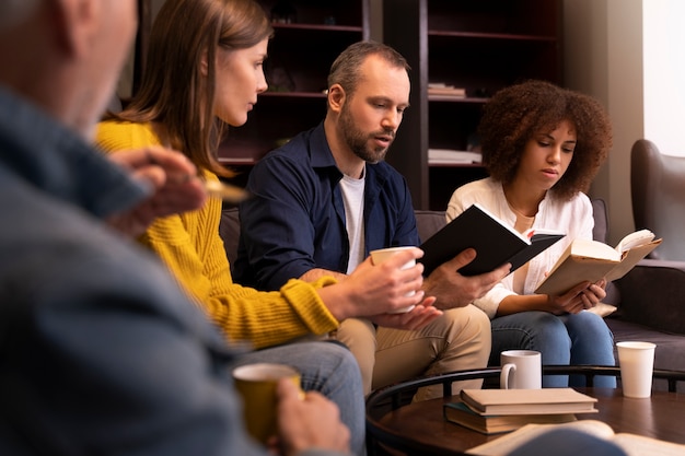 Foto gratuita gente leyendo juntos vista lateral