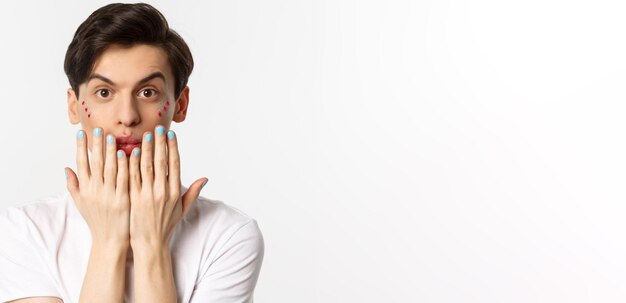 Gente lgbtq y concepto de belleza hermoso hombre gay mostrando esmalte de uñas azul en las uñas y mirando