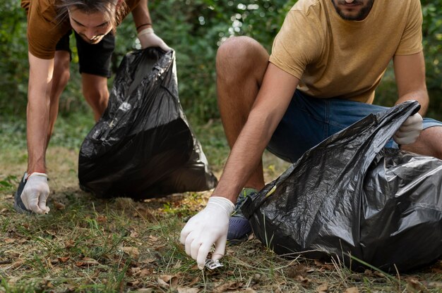 Gente limpiando basura de la naturaleza.