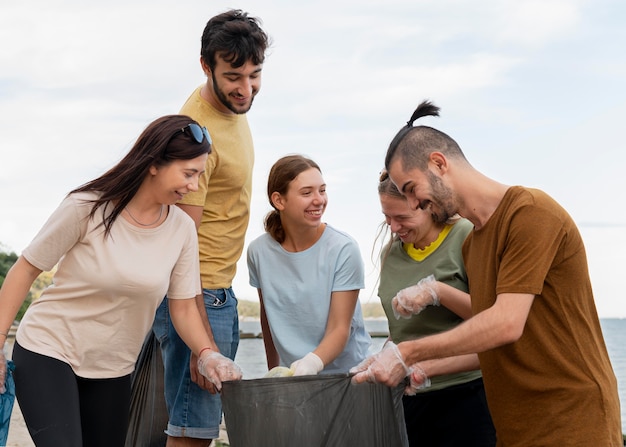 Gente limpiando basura de la naturaleza.