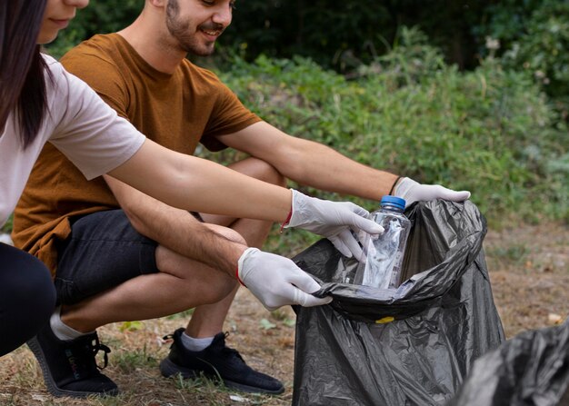 Gente limpiando basura de la naturaleza.