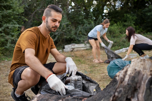 Gente limpiando basura de la naturaleza.