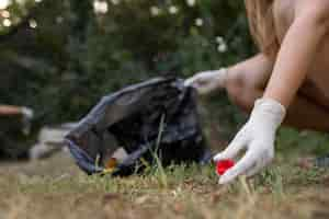 Foto gratuita gente limpiando basura de la naturaleza.