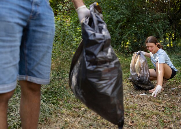 Gente limpiando basura de la naturaleza.