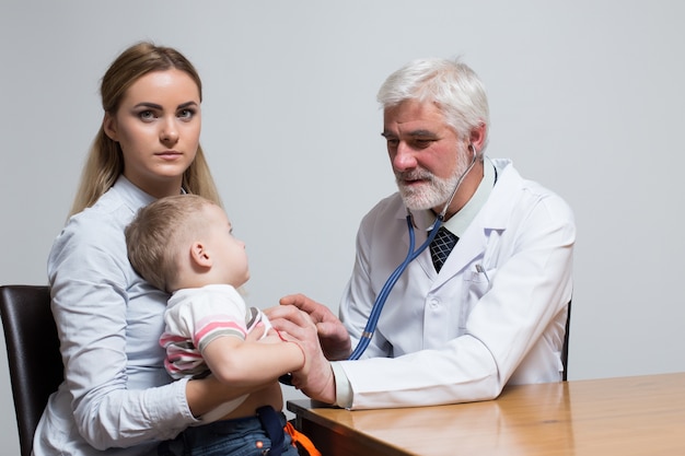 Gente madre felicidad estetoscopio hablando médico