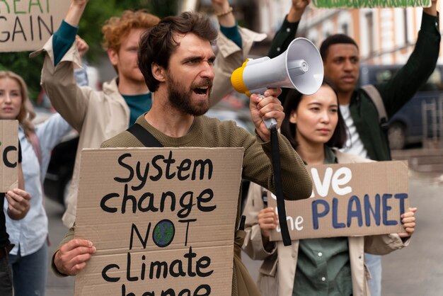 Gente marchando en protesta por el calentamiento global