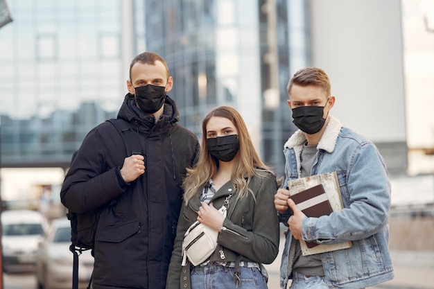 La gente en una máscara se encuentra en la calle