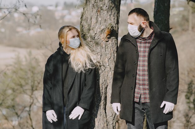 La gente con máscaras camina en un bosque