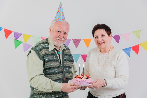 Gente mayor celebrando un cumpleaños