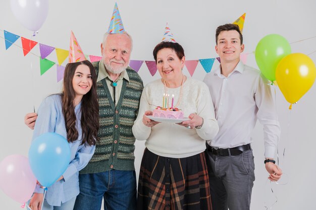 Gente mayor celebrando un cumpleaños