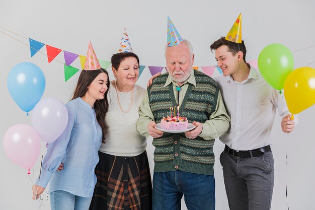 Gente mayor celebrando un cumpleaños