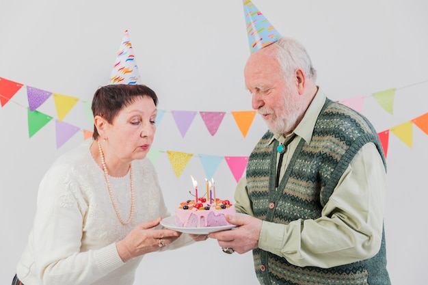 Foto gratuita gente mayor celebrando un cumpleaños