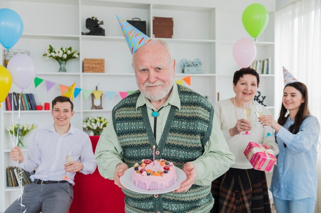 Gente mayor celebrando un cumpleaños