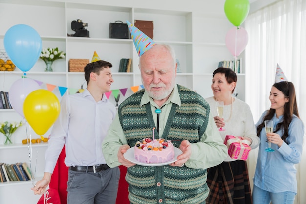 Foto gratuita gente mayor celebrando un cumpleaños