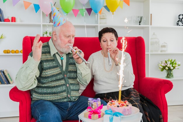 Gente mayor celebrando un cumpleaños