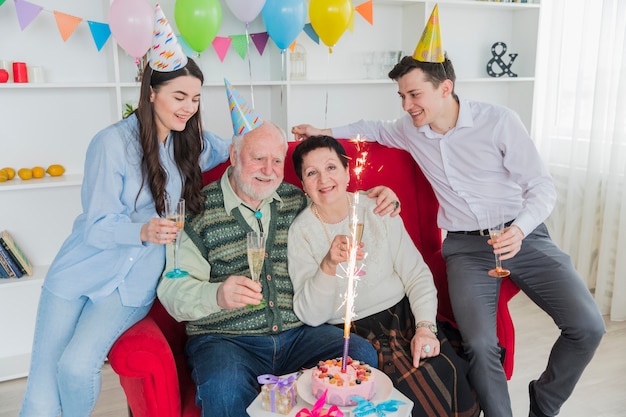 Gente mayor celebrando un cumpleaños